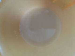 4、纯手工黑芝麻馒头,酵母用温水化开