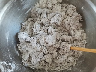 5、纯手工黑芝麻馒头,边加入酵母水边用筷子搅拌至絮状