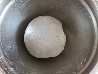 6、纯手工黑芝麻馒头,再用手揉成光滑的面团，面团揉的越光滑蒸出来的馒头就越光滑，放在温暖的地方发酵