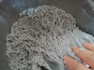 8、纯手工黑芝麻馒头,用手扒面团，内部充满蜂窝组织
