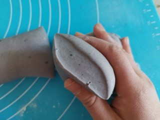 9、纯手工黑芝麻馒头,取出来到揉面垫上，进行揉面排气，揉至切面无气孔就是排气好了