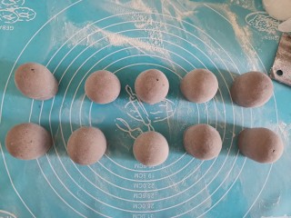 11、纯手工黑芝麻馒头,分别揉成馒头形状，揉馒头由外向内折，每个馒头大概揉60～80下