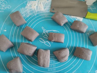 10、纯手工黑芝麻馒头,分成大小均匀的剂子