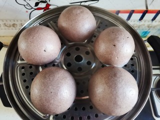 13、纯手工黑芝麻馒头,发酵好后，开火蒸20分钟，焖3分钟即可开盖取出来