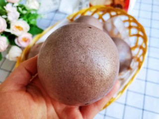 14、纯手工黑芝麻馒头,芝麻香馒头就做好了