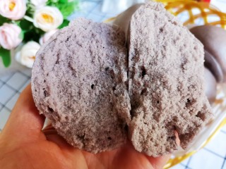 15、纯手工黑芝麻馒头,掰开看看，组织气孔细腻