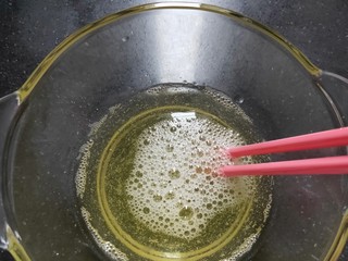 6、水果双皮奶????,用筷子????搅拌均匀