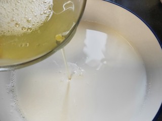 7、水果双皮奶????,把搅拌后的蛋清，倒入刚刚放凉备用的牛奶里