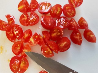 15、水果双皮奶????,把圣女果切好