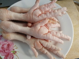 1、玫瑰凤爪,凤爪冷水里泡15分钟，泡去血水洗净