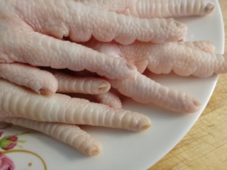 2、玫瑰凤爪,剪去指甲。