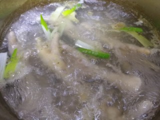 4、玫瑰凤爪,大火煮开，焯水3分钟。