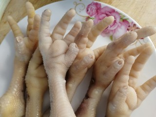 5、玫瑰凤爪,捞出温水洗干净表面浮沫。焯水过的凤爪微微粘手，其含有丰富的胶原蛋白。