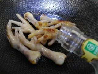 7、玫瑰凤爪,小火糖化成焦糖色，放入凤爪，文火翻炒均匀炒上色，烹白酒去腥增香。