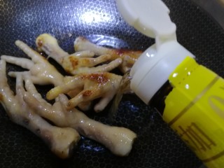 8、玫瑰凤爪,烹料酒去腥。