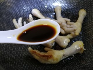 9、玫瑰凤爪,生抽上色，中小火翻炒均匀。