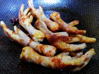11、玫瑰凤爪,中小火翻炒均匀。