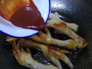 10、玫瑰凤爪,加入腐乳汁。