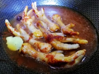 12、玫瑰凤爪,加入开水，文火烧开。