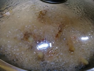 14、玫瑰凤爪,盖上盖子，中小火慢煮20分钟。