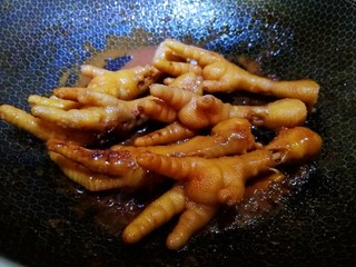 15、玫瑰凤爪,汤汁收浓即可。