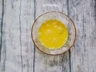 2、多福豆腐,鸡蛋打散备用