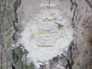 3、多福豆腐,豆腐反正面粘上一层面粉，轻抖掉多余的面粉