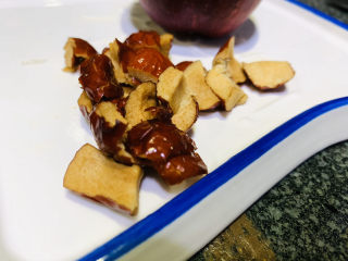 8、苹果雪梨汤,红枣去核，切粒；