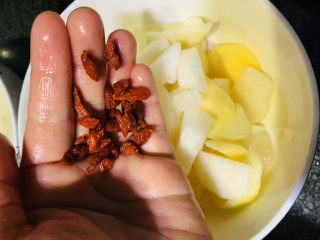 9、苹果雪梨汤,枸杞洗净，加入苹果梨中；