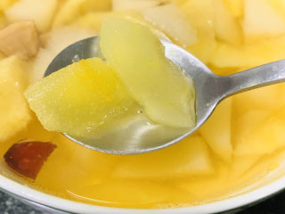 14、苹果雪梨汤,第三次，放微波炉在转1分30秒，苹果呈黄色透明状，即可；