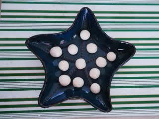 1、红薯圆子,糯米粉加入清水和成面团 搓成小圆子 一次性多做一点 放冰箱冷冻 随吃随取