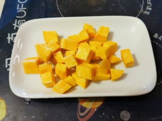 6、红薯圆子,放入盘中备用