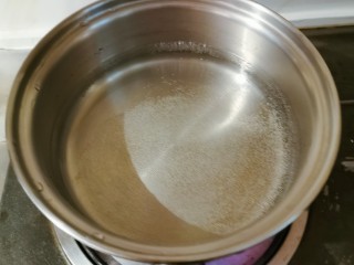 7、红薯圆子,汤锅放入清水 烧开