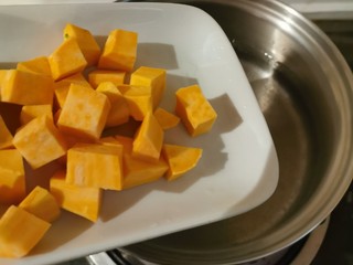 8、红薯圆子,放入红薯块