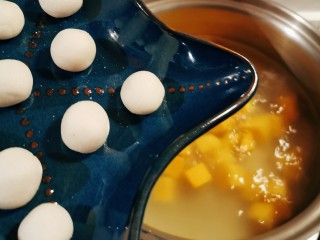 10、红薯圆子,放入糯米圆子