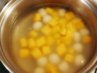 11、红薯圆子,用勺子慢慢推动 以免糯米圆子粘连