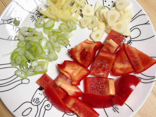 2、杏鲍菇炒肉片,食材切好待用。