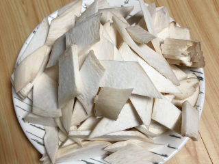 3、杏鲍菇炒肉片,杏鲍菇切成菱形薄片儿待用。