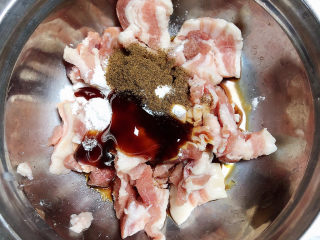 5、杏鲍菇炒肉片,腌制五花肉，放入盐、生抽、蚝油、淀粉、花椒粉。搅拌均匀。