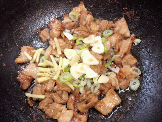 11、杏鲍菇炒肉片,加入葱姜蒜爆香。