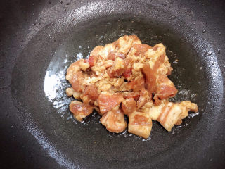 9、杏鲍菇炒肉片,锅中倒入油，加热至五成热时，倒入五花肉。