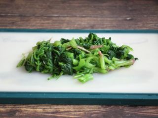 4、木耳菠菜炒鸡蛋,挤干水分，切成寸段。
