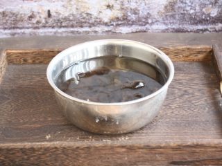 5、木耳菠菜炒鸡蛋,提前泡发木耳。