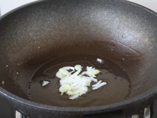 11、木耳菠菜炒鸡蛋,热锅凉油放入葱花，炒出香味。