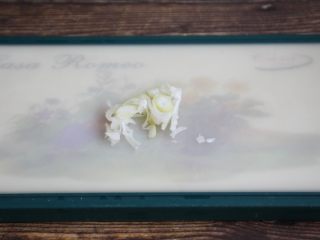 10、木耳菠菜炒鸡蛋,将葱切成葱花。