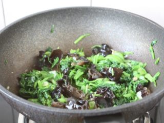 12、木耳菠菜炒鸡蛋,放入菠菜和木耳，翻炒均匀。