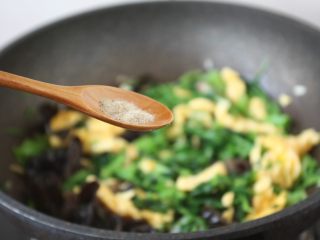 13、木耳菠菜炒鸡蛋,放入鸡蛋翻炒几下，放入少许的白胡椒粉。