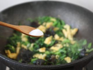 14、木耳菠菜炒鸡蛋,放入少许的盐调味。
