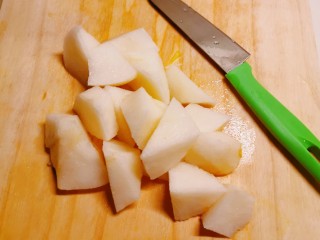 6、苹果雪梨汤,切块