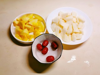 7、苹果雪梨汤,红枣清洗干净  食材处理好